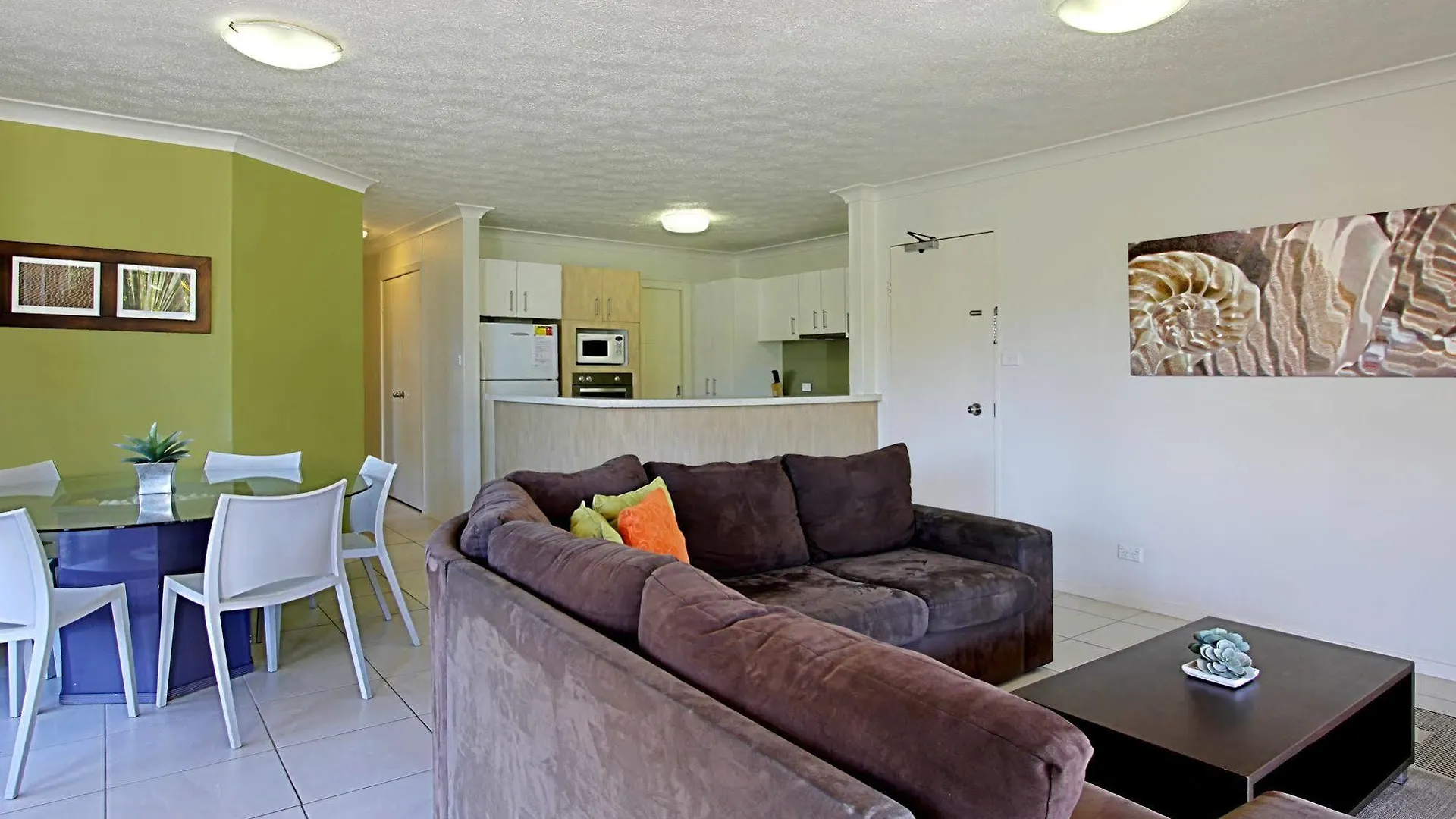 *** Aparthotel Sea Breeze On Main Beach Byron Bay Australia